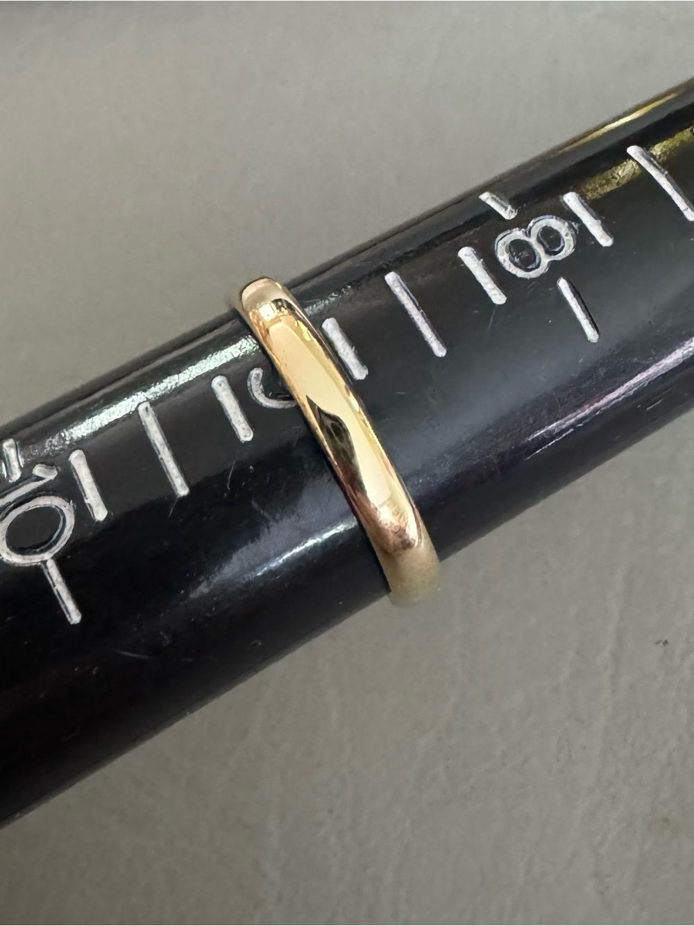 Solid 14k yellow gold wedding band - Picture 5 of 6